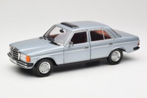 Mercedes 230E W123 Argent & Bleu Clair Revell 1:18 08407 Métal Moulé