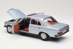 Mercedes 230E W123 Argent & Bleu Clair Revell 1:18 08407 Métal Moulé — image 5 sur 8