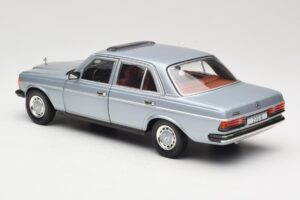 Mercedes 230E W123 Argent & Bleu Clair Revell 1:18 08407 Métal Moulé — image 7 sur 8