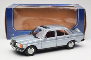 Mercedes 230E W123 Argent & Bleu Clair Revell 1:18 08407 Métal Moulé — image 8 sur 8