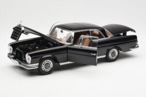 Mercedes 280 SE W111 Coupe Noir AUTOart 1:18 76286 Métal Moulé — image 2 sur 8