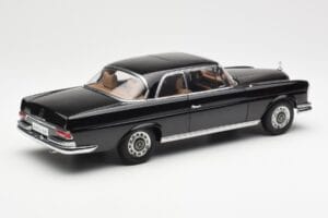 Mercedes 280 SE W111 Coupe Noir AUTOart 1:18 76286 Métal Moulé — image 3 sur 8