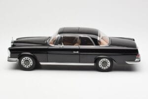 Mercedes 280 SE W111 Coupe Noir AUTOart 1:18 76286 Métal Moulé — image 4 sur 8