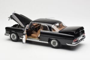 Mercedes 280 SE W111 Coupe Noir AUTOart 1:18 76286 Métal Moulé — image 5 sur 8