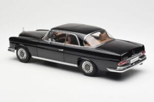 Mercedes 280 SE W111 Coupe Noir AUTOart 1:18 76286 Métal Moulé — image 7 sur 8