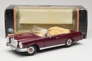 Mercedes 280SE W108 Bordeaux Rouge Maisto 1:18 31811 Métal Moulé — image 8 sur 8