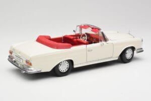 Mercedes 280SE W108 Ivory Blanc Maisto 1:18 50223 Métal Moulé — image 3 sur 8