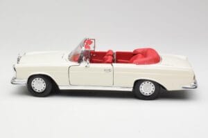 Mercedes 280SE W108 Ivory Blanc Maisto 1:18 50223 Métal Moulé — image 4 sur 8