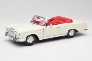 Mercedes 280SE W108 Ivory Blanc Maisto 1:18 50223 Métal Moulé