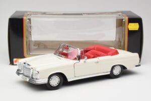 Mercedes 280SE W108 Ivory Blanc Maisto 1:18 50223 Métal Moulé — image 8 sur 8