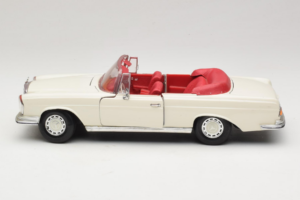Mercedes 280 SE W108 Blanc Maisto 1:18 52111 Métal Moulé — image 4 sur 8