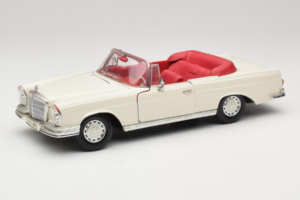 Mercedes 280 SE W108 Blanc Maisto 1:18 52111 Métal Moulé
