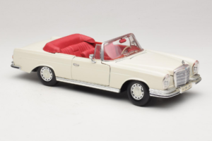 Mercedes 280 SE W108 Blanc Maisto 1:18 52111 Métal Moulé — image 6 sur 8