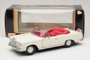 Mercedes 280 SE W108 Blanc Maisto 1:18 52111 Métal Moulé — image 8 sur 8