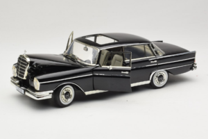 Mercedes 300 SE W112 Black Metallic Revell 1:18 08910 Métal Moulé — image 2 sur 8