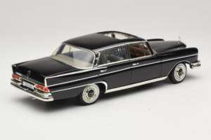 Mercedes 300 SE W112 Black Metallic Revell 1:18 08910 Métal Moulé — image 3 sur 8
