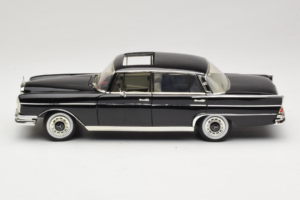Mercedes 300 SE W112 Black Metallic Revell 1:18 08910 Métal Moulé — image 4 sur 8