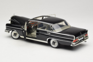 Mercedes 300 SE W112 Black Metallic Revell 1:18 08910 Métal Moulé — image 5 sur 8