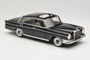 Mercedes 300 SE W112 Black Metallic Revell 1:18 08910 Métal Moulé — image 6 sur 8