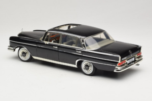 Mercedes 300 SE W112 Black Metallic Revell 1:18 08910 Métal Moulé — image 7 sur 8