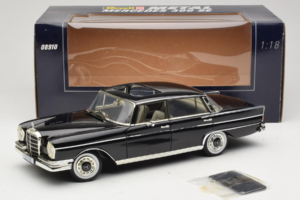 Mercedes 300 SE W112 Black Metallic Revell 1:18 08910 Métal Moulé — image 8 sur 8