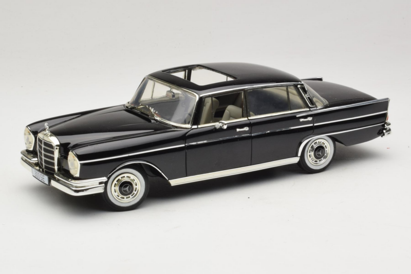 Mercedes 300 SE W112 Black Metallic Revell 1:18 08910 Métal Moulé