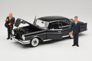 Mercedes 300 SE Noir avec Figurines Revell 1:18 9050 Métal Moulé — image 2 sur 9