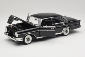 Mercedes 300 SE Noir avec Figurines Revell 1:18 9050 Métal Moulé — image 3 sur 9