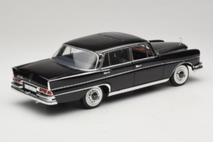 Mercedes 300 SE Noir avec Figurines Revell 1:18 9050 Métal Moulé — image 4 sur 9
