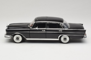 Mercedes 300 SE Noir avec Figurines Revell 1:18 9050 Métal Moulé — image 5 sur 9