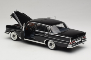 Mercedes 300 SE Noir avec Figurines Revell 1:18 9050 Métal Moulé — image 6 sur 9