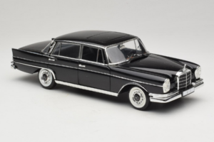 Mercedes 300 SE Noir avec Figurines Revell 1:18 9050 Métal Moulé — image 7 sur 9