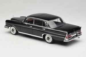 Mercedes 300 SE Noir avec Figurines Revell 1:18 9050 Métal Moulé — image 8 sur 9