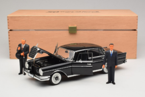 Mercedes 300 SE Noir avec Figurines Revell 1:18 9050 Métal Moulé — image 9 sur 9
