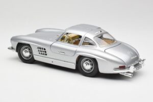 Mercedes 300 SL Argent Bburago 1:18 3013 Métal Moulé — image 7 sur 8