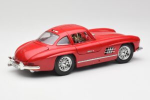 Mercedes 300 SL W198 Red Metallic Bburago 1:18 3013-M1 Métal Moulé — image 3 sur 8