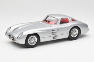 Mercedes 300 SLR Uhlenhaut Coupé Argent Maisto 1:18 536898 Métal Moulé