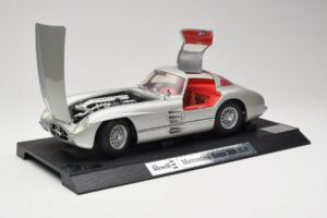 Mercedes 300 SLR Argent Revell 1:12 08851 Métal Moulé — image 2 sur 8
