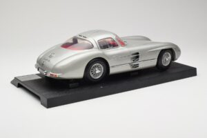 Mercedes 300 SLR Argent Revell 1:12 08851 Métal Moulé — image 3 sur 8