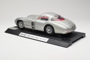 Mercedes 300 SLR Argent Revell 1:12 08851 Métal Moulé — image 7 sur 8