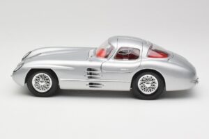 Mercedes 300 SLR Uhlenhaut Coupe Argent Maisto 1:18 36898 Métal Moulé — image 4 sur 8