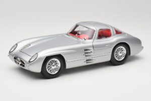 Mercedes 300 SLR Uhlenhaut Coupe Argent Maisto 1:18 36898 Métal Moulé