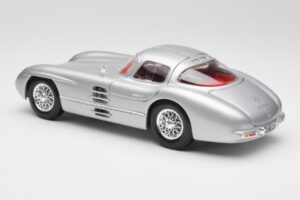 Mercedes 300 SLR Uhlenhaut Coupe Argent Maisto 1:18 36898 Métal Moulé — image 7 sur 8