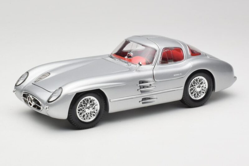 Mercedes 300 SLR Uhlenhaut Coupe Argent Maisto 1:18 36898 Métal Moulé