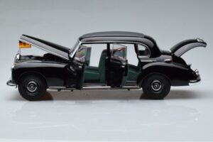 Mercedes 300 W186 Konrad Adenauer Norev 1:18 183707 Métal Moulé — image 4 sur 9