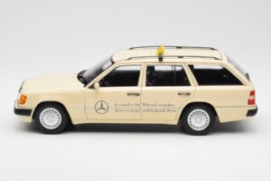 Mercedes 300D S124 T-Model Ivoire Clair Taxi Édition Concessionnaire Norev 1:18 B66040702 Métal Moulé — image 4 sur 8