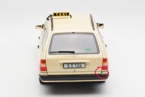 Mercedes 300D S124 T-Model Ivoire Clair Taxi Édition Concessionnaire Norev 1:18 B66040702 Métal Moulé — image 8 sur 8