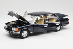 Mercedes 450 SEL 6.9 W116 Bleu Foncé Revell 1:18 8956 Métal Moulé — image 2 sur 8