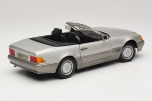 Mercedes SL 500 R129 Argent Revell 1:18 8801-P1 Métal Moulé — image 3 sur 8