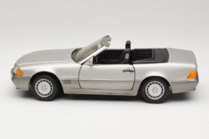 Mercedes SL 500 R129 Argent Revell 1:18 8801-P1 Métal Moulé — image 4 sur 8